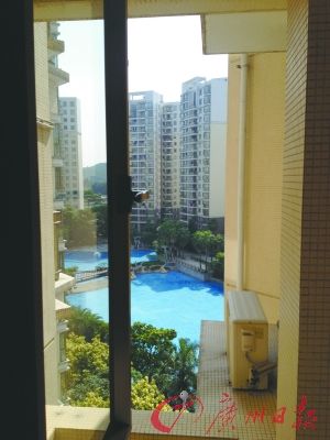 番禺某養(yǎng)老公寓外可見室外泳池。羅樺琳/圖