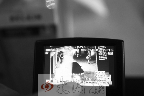 人民路上的這家商店,夜間疑被一男子隔著門(mén)縫用長(zhǎng)竿偷走一臺(tái)蘋(píng)果ipad air。