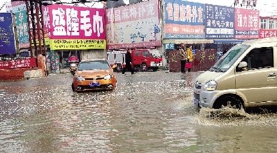 這里積水一個月不退，商戶傷透腦筋。