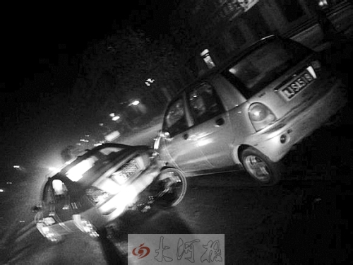 撞上出租車QQ才停下，兩車間還夾著一輛自行車。