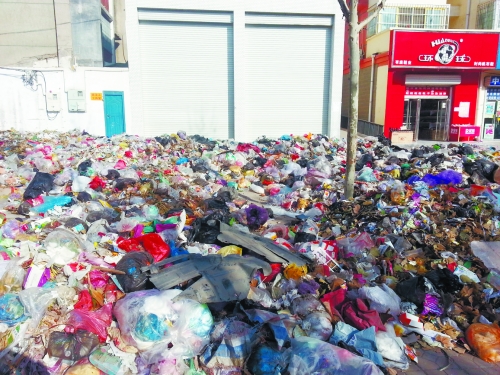 人行道上，垃圾“綿延”30來米。