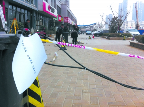 這處危險路段，從表面看沒有一點異常。但是在地面下，坍塌的大坑可裝下中巴車。