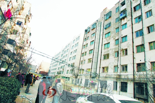 鄭州市瑞達(dá)路啟明村小區(qū)一戶(hù)居民家中（紅圈標(biāo)示處），天然氣發(fā)生爆炸。