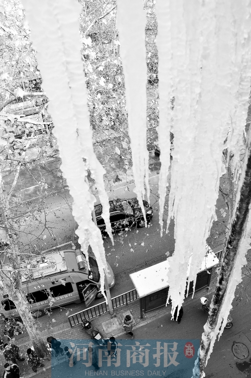 冰掛直指地面，知情的路人不得不繞道而過(guò)