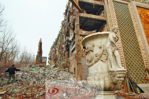 城東路下穿隧道動工，建筑垃圾占據(jù)了人行道。