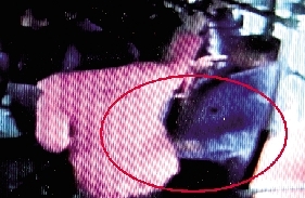 一小偷把手伸到乘客衣兜內(nèi)行竊時(shí)的瞬間。(翻拍視頻)