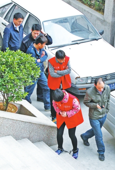 制造胡噴鬧劇的始作俑者——一家裝飾公司的4名負(fù)責(zé)人與其雇用的兩名“胡噴”被刑拘。