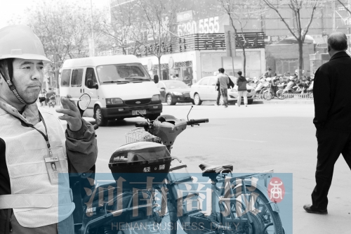  燃?xì)庑孤?消防員演習(xí)變實(shí)戰(zhàn)。而幾米外,有工作人員在抽煙