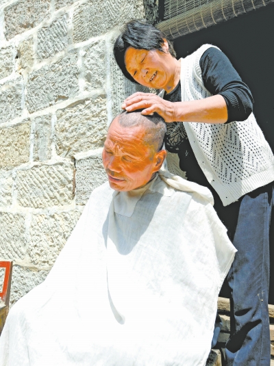 為了照顧兩個小叔，馬英專門學(xué)會了理發(fā)。
