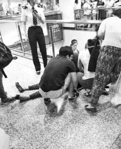 男子繼母被捅傷后跑到站內(nèi)，倒在了地上（圖片來自網(wǎng)絡(luò)）。