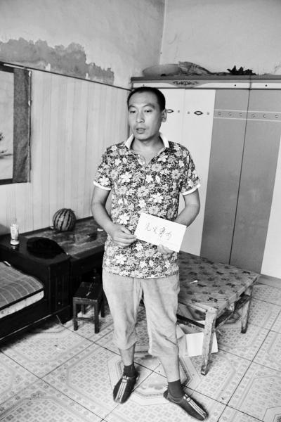 采建新拿的信封里，是南京警方送來的獎金。