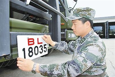 駐京某部上士高振超正在認真更換新式軍車號牌?！　　”緢笥浾摺∫『綌z