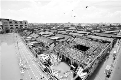 19日，廣東汕頭潮陽區(qū)和平鎮(zhèn)出現(xiàn)水浸現(xiàn)象。連日來，廣東省汕頭市潮陽區(qū)、潮南區(qū)普降暴雨。新華社發(fā)