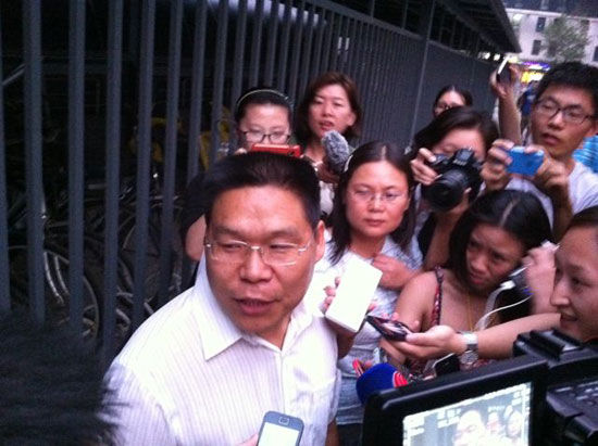 受害人的辯護律師田參軍在庭審結(jié)束后接受記者采訪 受害人的辯護律師田參軍在庭審結(jié)束后接受記者采訪