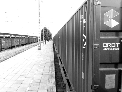 此次班列跟車工作人員@就著米飯吃面條發(fā)微博說(shuō)：一路走來(lái)，每個(gè)?？空镜墓ぷ魅藛T都在夸我們的集裝箱。