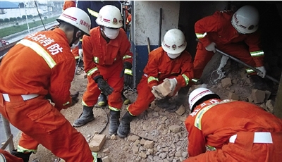 消防人員在清理熔鹽爐倒塌的廢墟。