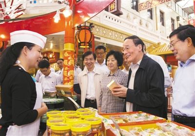 9月6日，王岐山在天津南市食品街調(diào)研，在月餅柜臺(tái)前，詢問中央關(guān)于中秋國慶嚴(yán)禁公款送禮的規(guī)定發(fā)布后的銷售情況。新華社記者 李學(xué)仁 攝