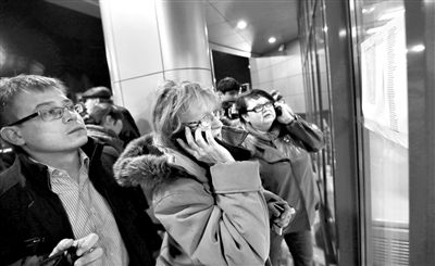 11月17日，俄羅斯喀山機(jī)場(chǎng)，一些人在查看航站樓上貼著的遇難者名單，他們可能是遇難者的親屬。