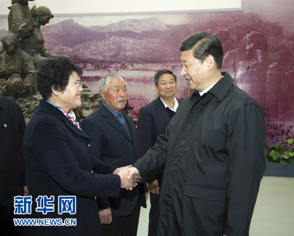 25日上午，習(xí)近平在臨沂華東革命烈士陵園參觀沂蒙精神展并會(huì)見當(dāng)?shù)叵冗M(jìn)模范和當(dāng)年支前模范后代代表。