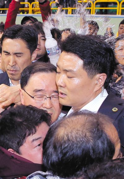 17日，鄭烘原（中）會見乘客家屬時，遭到家屬辱罵、潑水。