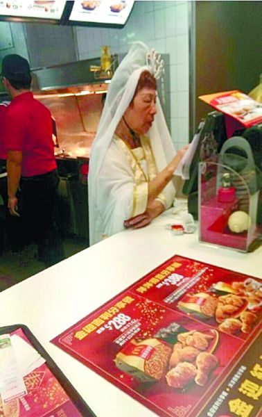 麥當(dāng)勞也挺拼的！店員化身觀音為顧客點餐