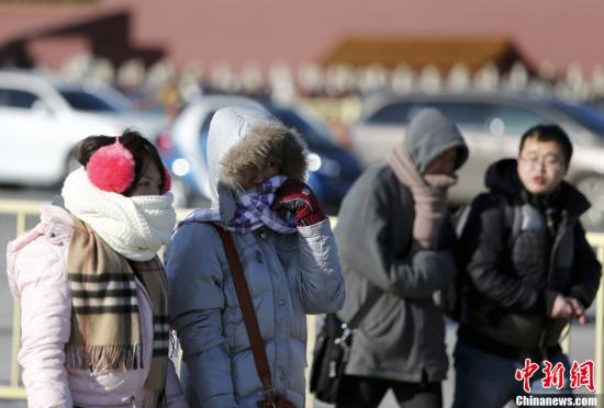 　12月23日，京城迎來(lái)今年入冬以來(lái)最冷的時(shí)刻。受今年以來(lái)最強(qiáng)冷空氣影響，京城迎來(lái)入冬以來(lái)幅度最大的