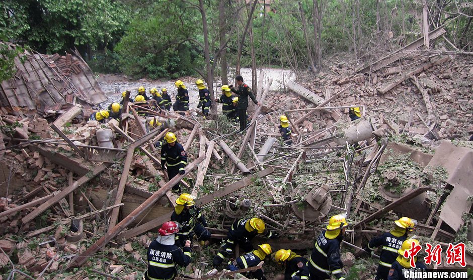 圖為南京消防隊(duì)員在現(xiàn)場(chǎng)搜救。中新社發(fā) 梅亮 攝