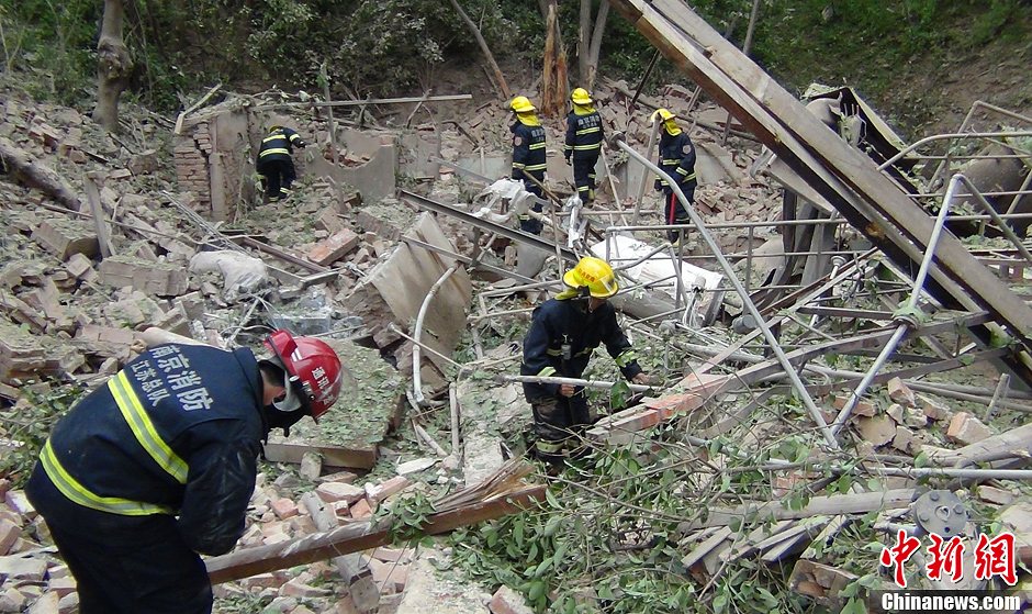 圖為南京消防隊(duì)員在現(xiàn)場(chǎng)搜救。中新社發(fā) 梅亮 攝