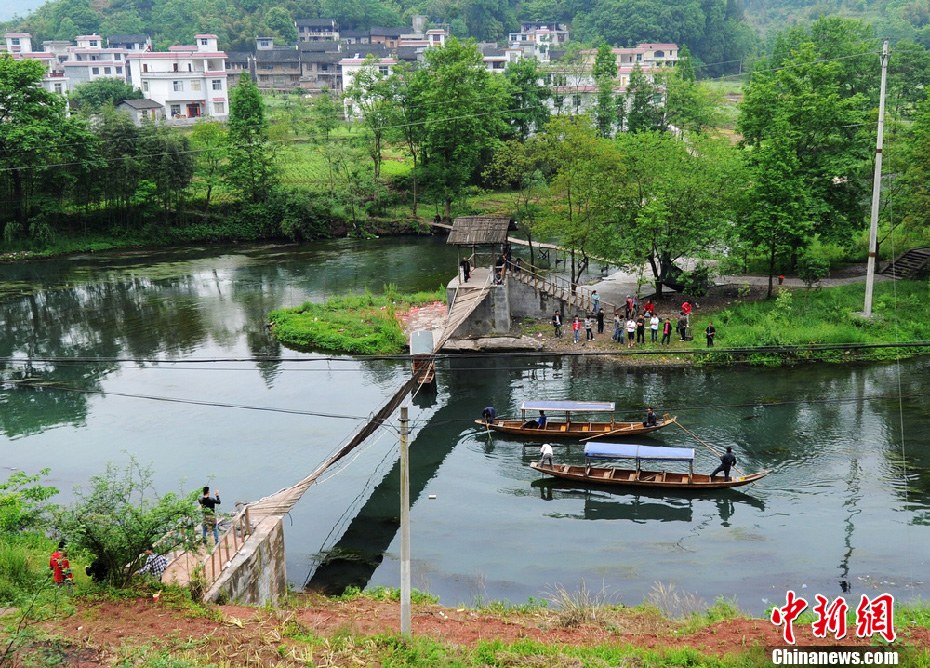 5月2日，鳳凰縣搜尋人員仍在沱江下游搜尋。