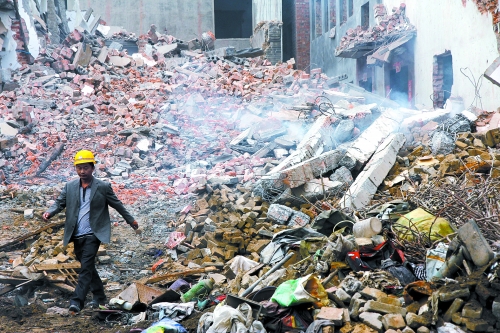 一座清朝老宅被一把火燒成了灰燼。透過青煙，才能看到它曾存在過的痕跡