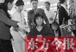 坐在輪椅上的，就是為兒子捐出肝、腎的母親潘大想