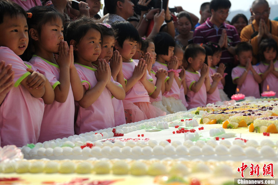 圖為孩子們在生日蛋糕前許下愿望。張浪 攝