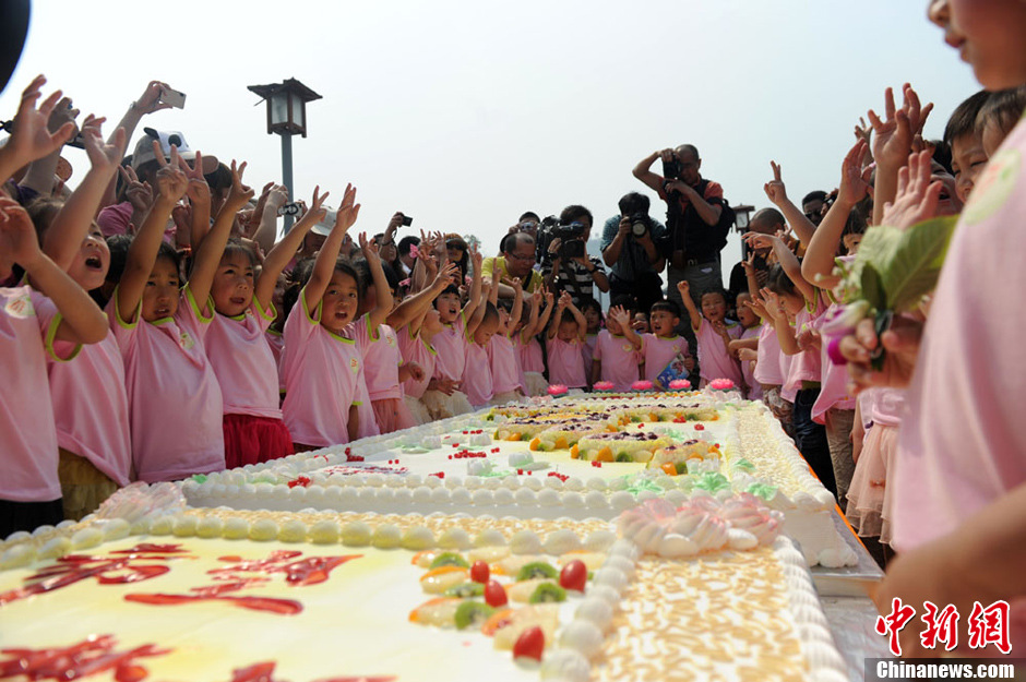 圖為孩子們準備享用生日蛋糕。張浪 攝