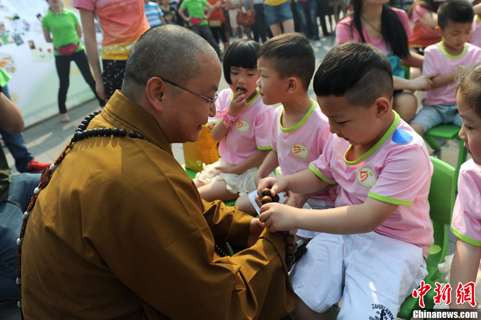 圖為羅漢寺素全法師與參加生日party的孩子。張浪 攝