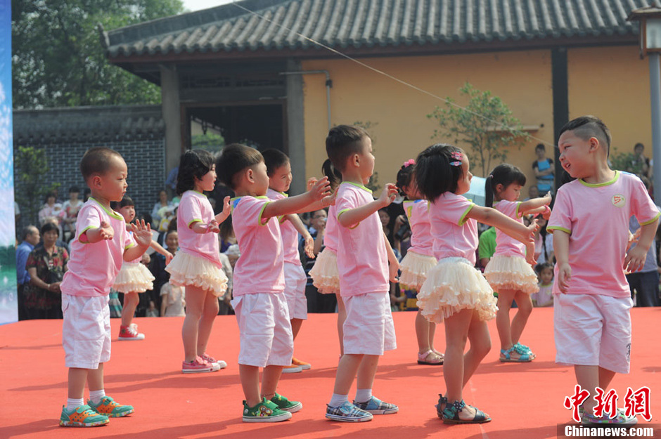 圖為孩子們在生日Party上表演節(jié)目。張浪 攝