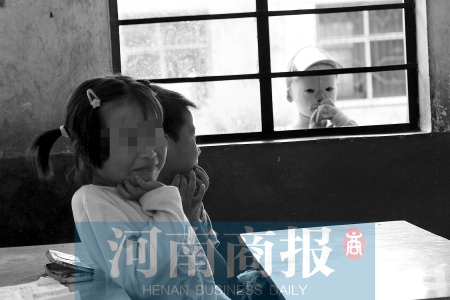 她不止一次說想去上學(xué)，而更多的時(shí)候，她是站在教室外面，眼巴巴地看著里面的小朋友