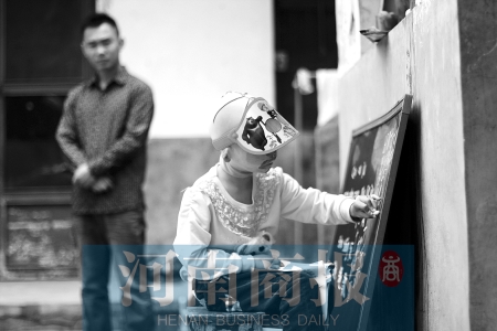 右手受傷了，她用左手在家里的小黑板上練習(xí)寫字