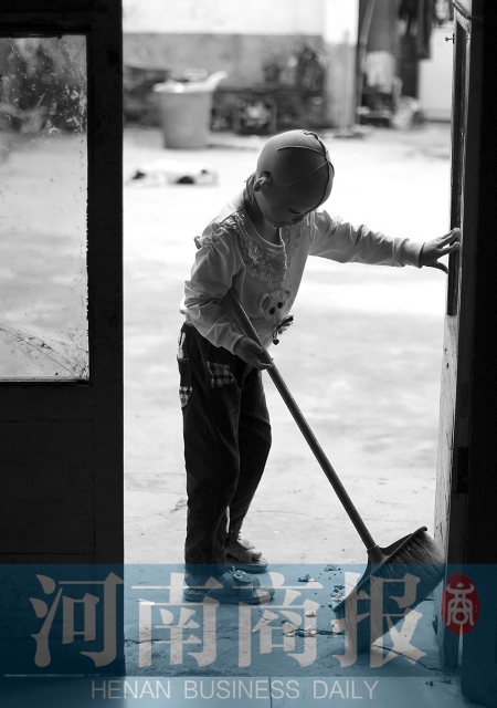 她很懂事，經(jīng)常幫助爸爸媽媽打掃衛(wèi)生