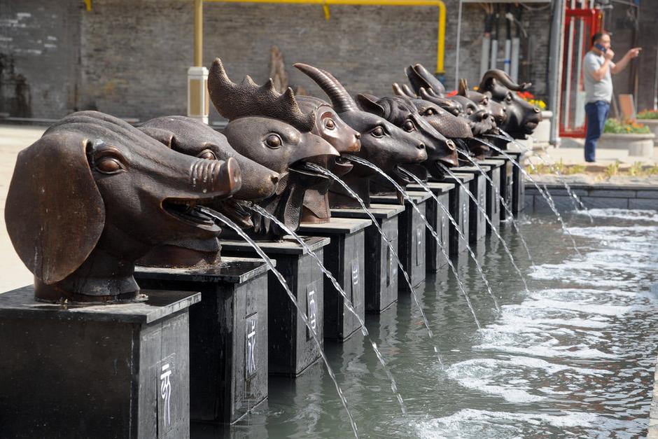 圖為十二獸首嘴里不停向外噴水。