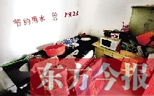 廁所進門中廳，擺放著灶臺、餐桌、床鋪等，乍一看像個客廳