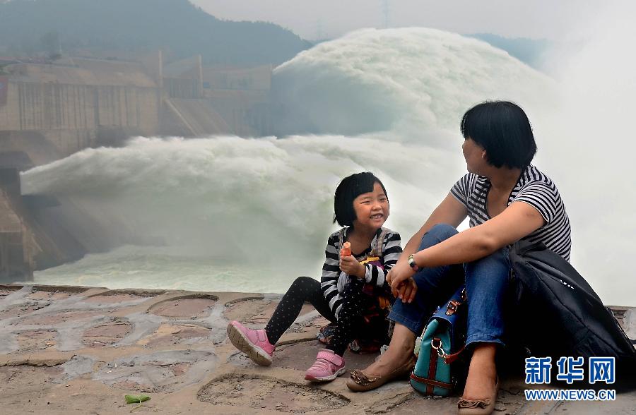 　6月22日，兩位游客在黃河小浪底景區(qū)內(nèi)歇息。