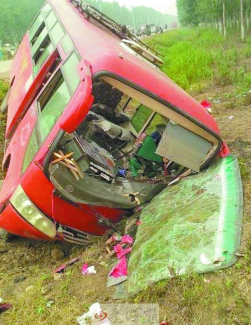 　扎進(jìn)溝里的中巴車，擋風(fēng)玻璃碎了一地。