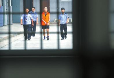 劉明前往家屬會(huì)見室和父母見最后一面。 吳小川 攝