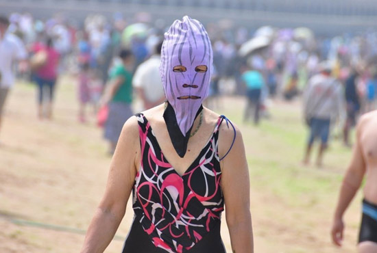 2013年7月3日，山東青島青島高溫來襲，“青島大媽”不懼滸苔，戴著“強盜面具”出現(xiàn)在海水浴場消暑降