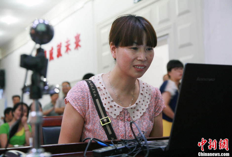 浙江江山韓亞空難親歷學(xué)生與國內(nèi)家長進(jìn)行視頻對話 中新社發(fā) 李晨韻/攝