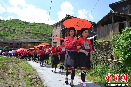 圖為新娘身著瑤族盛裝在伴娘和親友的陪伴下“出嫁”。中新社發(fā) 韋吉陽(yáng) 攝