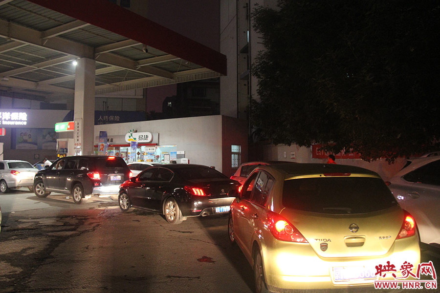 加油站內(nèi)，車主們正在正待為愛車加油