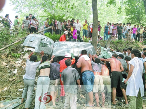 安徽轎車墜下周口國道撞樹遭“腰斬” 安徽轎車墜下周口國道撞樹遭“腰斬”