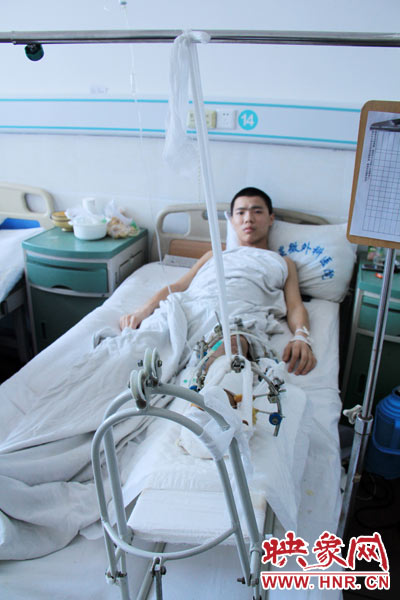 “如果有人肯幫我出4萬元的醫(yī)藥費(fèi)，我愿意為他免費(fèi)工作3年，多苦多累都行。”7月26日，躺在病床里上的