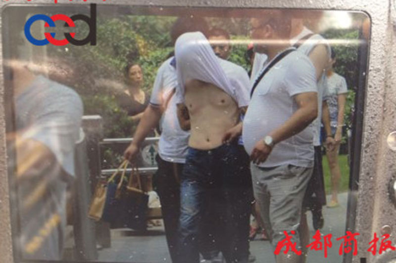 圖為事發(fā)現(xiàn)場，嫌疑人被警方控制。